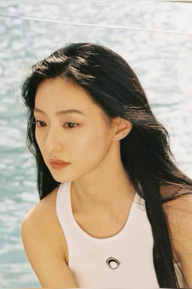 Aktris Cina Hu Lianxin tengah viral menjadi perbincangan netizen Korea. Tak hanya memukau dengan paras cantiknya, netizen takjub melihat Hu Lianxin begitu mirip dengan aktris Korea Kim Ji Won. Foto: dok. Instagram @hulianxin.er