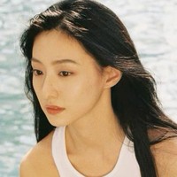 Aktris Cina Hu Lianxin tengah viral menjadi perbincangan netizen Korea. Tak hanya memukau dengan paras cantiknya, netizen takjub melihat Hu Lianxin begitu mirip dengan aktris Korea Kim Ji Won. Foto: dok. Instagram @hulianxin.er