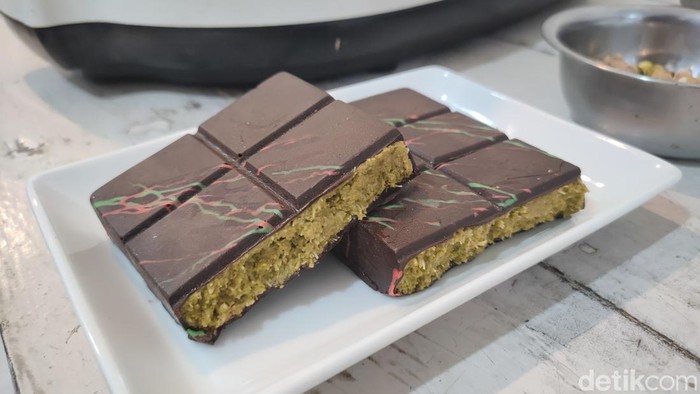 Proses pembuatan Cokelat Dubai di rumah produksi Cokelat Makaryo, Karangnongko, Wates, Kulon Progo, Sabtu (21/12/2024).