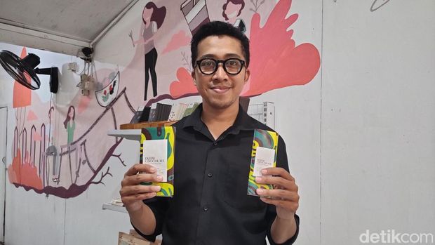 Fachri Yusufi Maulidina (27) menunjukkan Cokelat Dubai buatan Cokelat Makaryo, Karangnongko, Wates,  Kulon Progo, Sabtu (21/12/2024).