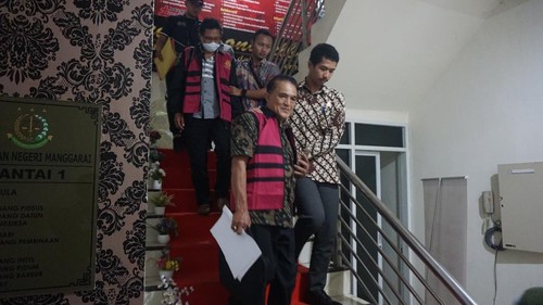 Direktur Utama dan Direktur Operasional PT MMI, Yustinus Mahu dan Maksimus Haryatman, ditetapkan sebagai tersangka korupsi belanja tong sampah (Dok. Kejari Manggarai)