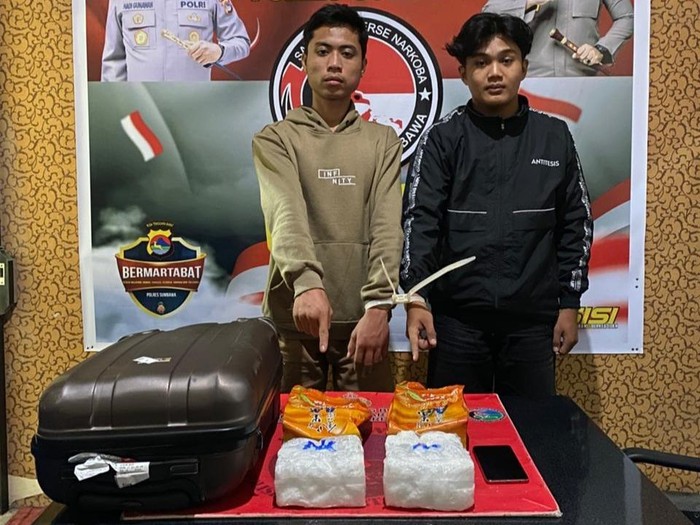 Dua dari tiga mahasiswa yang ditangkap lantaran hendak mengedarkan sabu-sabu untuk tahun baru di Kabupaten Sumbawa, NTB. (Foto: Dok. Istimewa)