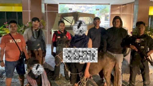 Dua pria pencuri kuda di Sumba Barat, NTT, diamankan di Mapolres Sumba Barat. (Dok. Polres Sumba Barat)