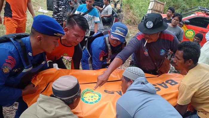 Perahu nelayan Belinyu pecah dihantam ombak di Kabupaten Bangka, Provinsi Bangka Belitung (Babel). Anak nakhoda bernama Rizki (16) tewas dalam insiden tersebut. Sebelumnya, Rizki sempat dilaporkan hilang terseret ombak.