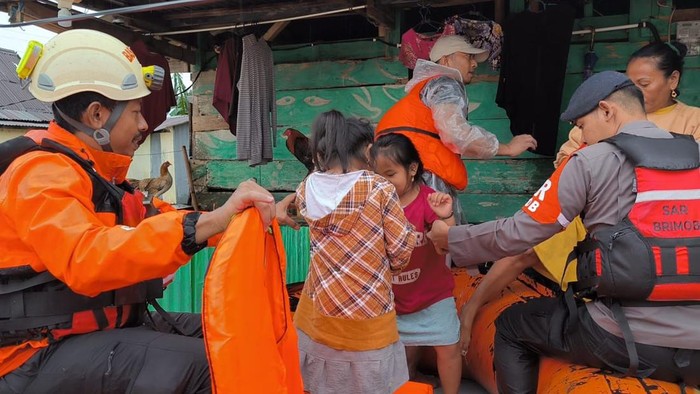 Evakuasi warga di Parepare imbas banjir.