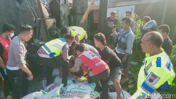 Evakuasi sopir truk pupuk yang terjepit kabin di jalan Jogja-Solo Tegalmas, Jogonalan, Klaten.