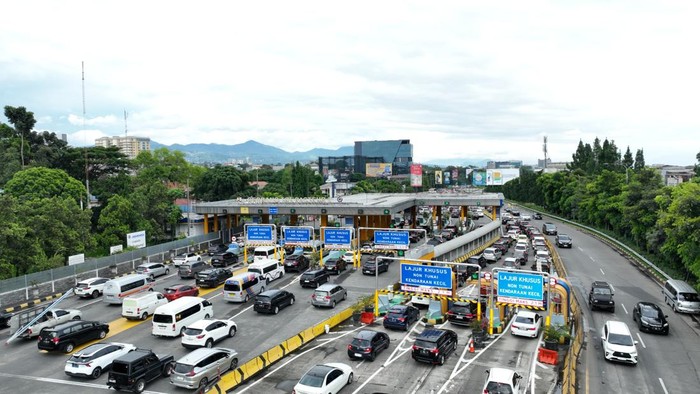 Gerbang Tol Pasteur H-5 Natal 2024, Jumat (20/12/2024).