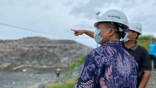 Gubernur NTB terpilih, Lalu Muhamad Iqbal, mengecek TPA Kebon Kongok di Kecamatan Gerung, Lombok Barat. (Tim Humas Iqbal-Dinda)
