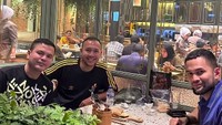 Terakhir ada keseruan Haldy Sabri saat makan malam bersama teman. Terlihat ada momen Teuku Wisnu ikut makan bersama di restoran. Foto: Instagram @haldysabri