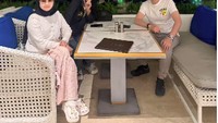 Ada juga momen Haldy Sabri saat makan malam bersama tim. Kali ini, mereka makan di restoran dengan pemandangan dari atas ketinggian. Foto: Instagram @haldysabri