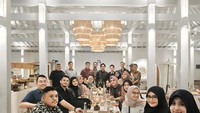 Begitupun dengan foto yang satu ini, Haldy Sabri kompak ajak timnya makan bersama. Sosok Irish Bella pun ikut menemani sang suami. Foto: Instagram @haldysabri