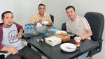 Potret Hangat Haldy Sabri Makan Bareng Irish Bella dan Anak-anak