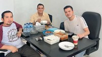 Ini adalah momen Haldy Sabri saat dibawakan makanan khas Aceh oleh temannya. Selain itu, ia juga membeli kopi susu. Foto: Instagram @haldysabri