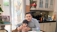 Ini merupakan momen kedekatan Haldy Sabri dengan anak Irish Bella. Ia menemukan sang putri menikmati buah-buahan di meja makan. Foto: Instagram @haldysabri