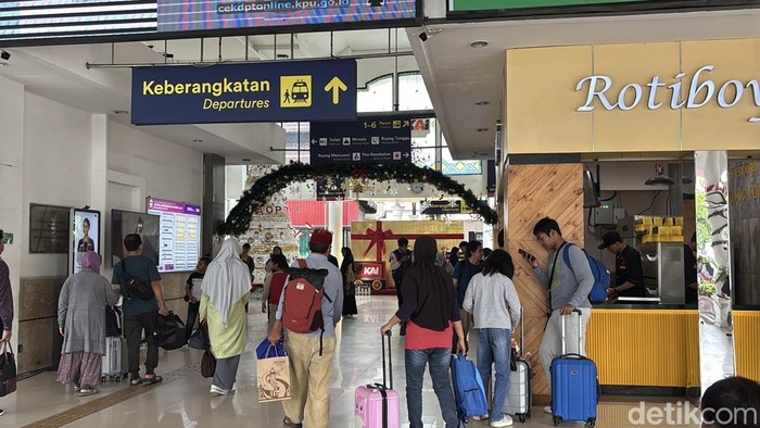 Hari ke-3 masa angkutan liburan Nataru, penumpang kian padati beberapa stasiun di wilayah Daop 8 Surabaya