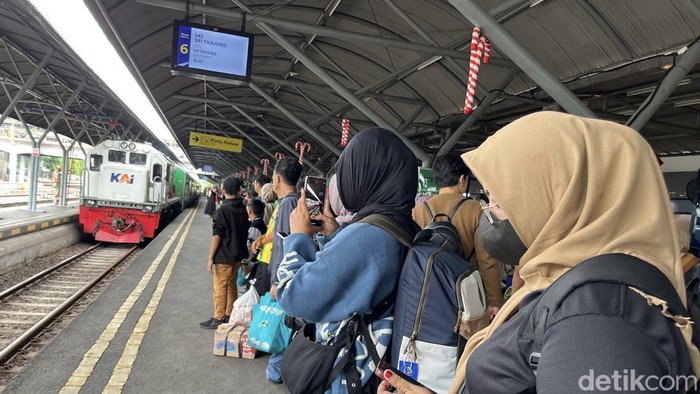 Hari ke-3 masa angkutan liburan Nataru, penumpang kian padati beberapa stasiun di wilayah Daop 8 Surabaya