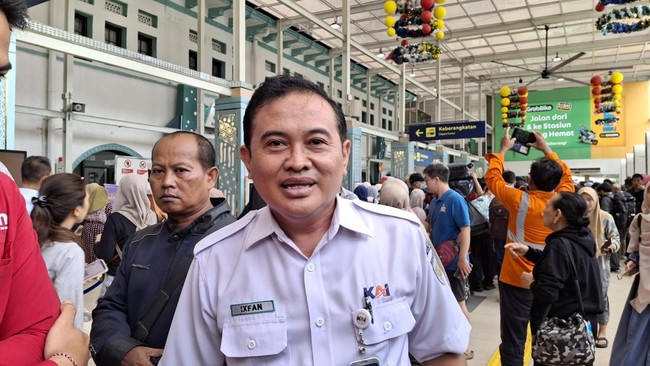 Bisik-bisik soal Prostitusi di Balik Tembok Bolong di Jatinegara