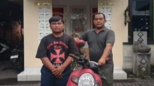 I Gede Adi Putra (berkaus hitam), pelaku penganiayaan pemotor I Ketut Gampin, di Jalan Nagasari, Desa Penatih, Denpasar, pada Selasa (17/12/2024) ditahan Polsek Denpasar Timur. (Dok. Polresta Denpasar)