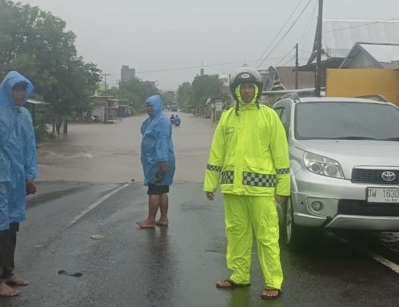 Jalan Poros Soppeng-Sidrap banjir.