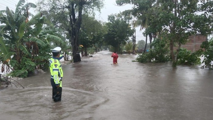 Jalan poros Soppeng-Wajo terendam banjir.