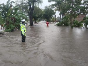 Jalan Poros Soppeng Arah Sidrap-Wajo Lumpuh Total gegara Banjir 1 Meter