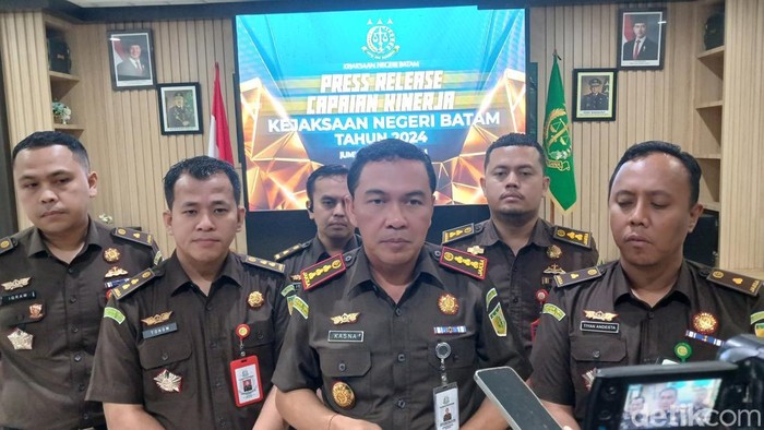 Kajari Batam, I Ketut Kasna Dedi saat keterangan penanganan kasus pidana umum selama 2024. (Alamudin Hamapu/detikSumut)