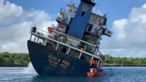 Kapal kargo MV Kuala Mas tenggelam di perairan Teluk Kupang, NTT, Sabtu (21/12/2024). (Foto: Dok. Ditpolairud Polda NTT)