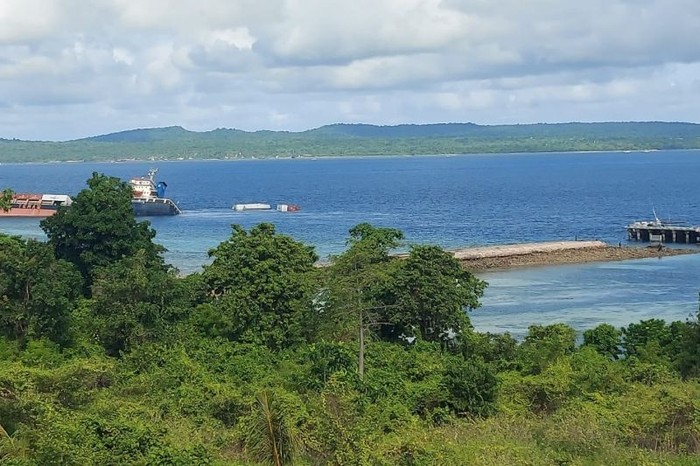 Kapal Kargo yang tenggelam di Perairan Kupang. (ANTARA/Ho-Basarnas)