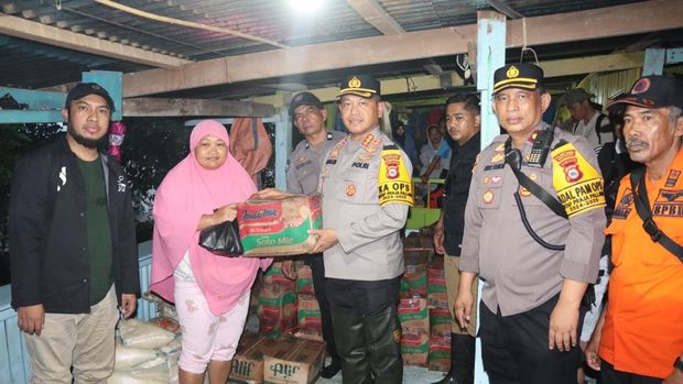 Kapolrestabes Makassar Kombes Mokhamad Ngajib menemui warga yang terisolasi karena banjir. Dokumen Istimewa