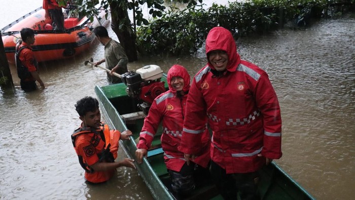 Kapolrestabes Makassar Kombes Mokhamad Ngajib menemui warga yang terisolasi karena banjir. Dokumen Istimewa