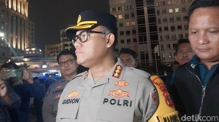Kapolrestabes Medan Kombes Gidion saat diwawancarai di pos pengamaman Lapangan Merdeka. (Foto: Finta Rahyuni/detikSumut).
