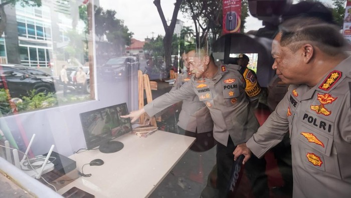 Kapolrestabes Surabaya berkoordinasi dengan jajarannya di salah satu pos pengamana Nataru.