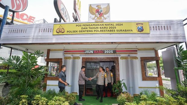 Kapolrestabes Surabaya berkoordinasi dengan jajarannya di salah satu pos pengamana Nataru.