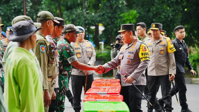 Kapolri Jenderal Listyo Sigit Prabowo mengecek kesiapan dan pengamanan Taman Safari Solo menjelang libur akhir tahun