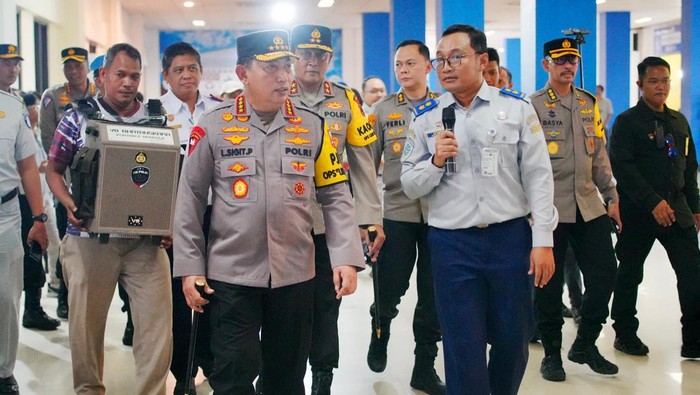Kapolri Jenderal Sigit cek Terminal Tirtonadi