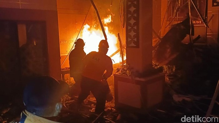 Pemadam kebakaran berusaha menjinakkan api yang membakar kantor DPRD Kabupaten Pekalongan, Sabtu (21/12/2024) malam.