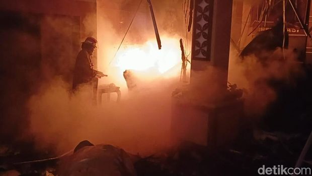 Pemadam kebakaran berusaha menjinakkan api yang membakar kantor DPRD Kabupaten Pekalongan, Sabtu (21/12/2024) malam.