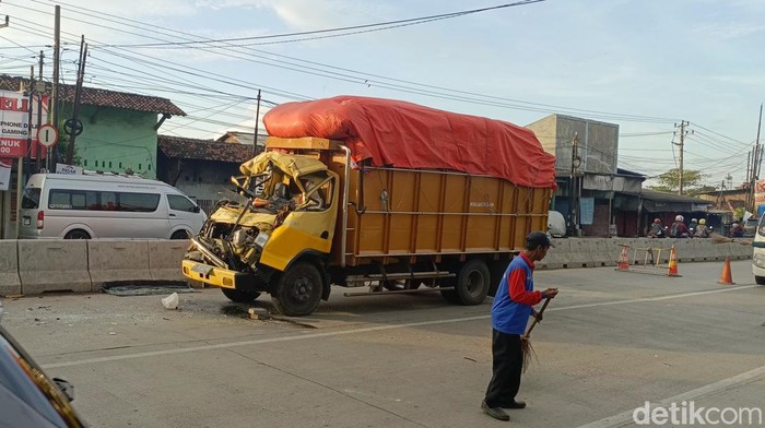 Truk mengalami kerusakaan di bagian depan usai terlibat kecelakaan beruntun di traffic light Genuk semarang, Sabtu (21/12/2024).