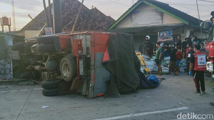 Kecelakaan truk pupuk dan bus Mira di jalan Jogja-Solo, Jogonalan, Klaten.