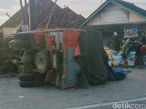 Truk Muatan Pupuk Vs Bus di Jalan Jogja-Solo, 2 Orang Terjepit