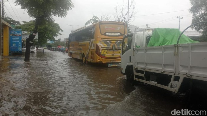 Kemacetan di depan Unhas, Jalan Perintis Kemerdekaan, Makassar. Muh. Zulkarnaim/detiksulsel