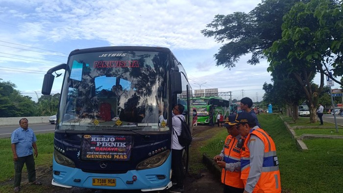 Kemenhub melakukan pengecekan kelaikan bus menuju Puncak, Bogor, Jawa Barat