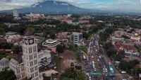 Foto udara kepadatan kendaraan saat diberlakukan sistem satu arah di Jalan Raya Puncak, Simpang Gadog, Ciawi, Kabupaten Bogor, Jawa Barat, Sabtu (21/12/2024). Foto diambil jam 10.54.