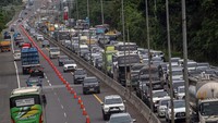 Kepadatan kendaraan menuju Jalan Raya Puncak, Ciawi, Kabupaten Bogor, Jawa Barat, Sabtu (21/12/2024).