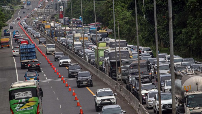 Foto udara kepadatan kendaraan saat diberlakukan sistem satu arah di Jalan Raya Puncak, Simpang Gadog, Ciawi, Kabupaten Bogor, Jawa Barat, Sabtu (21/12/2024). Polres Bogor memberlakukan sistem satu arah untuk mengurai kemacetan akibat tingginya volume kendaraan yang menuju jalur wisata Puncak, Bogor, untuk berlibur akhir pekan dan liburan sekolah. ANTARA FOTO/Yulius Satria Wijaya/nz.