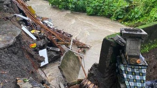 Kondisi bangunan yang ambles hingga terbawa arus Sungai Yeh Datu, Banjar Jagasatru, Desa/Kecamatan Kediri, Tabanan, Bali, Sabtu (21/12/2024). (Foto: Istimewa/Emy Mulyani)