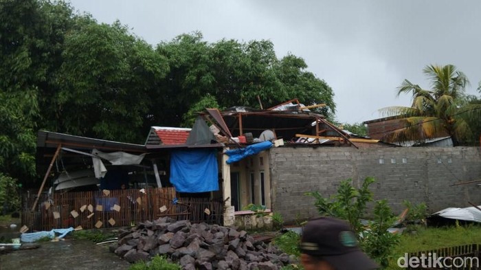Kondisi rumah warga di Pinrang yang rusak akibat diterjang angin kencang.