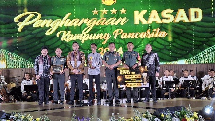 KSAD Jenderal TNI Maruli Simanjuntak serahkan penghargaan KSAD Award Kampung Pancasila