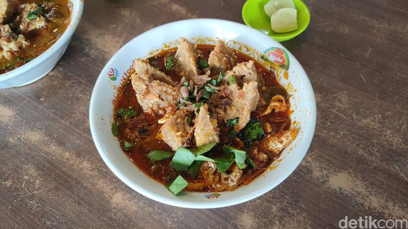 Tampilan menu Bakso Urat Lava di Kedai Mie Ayam dan Bakso Pakde Wonogiri, Pengasih, Kulon Progo, Sabtu (21/12/2024).