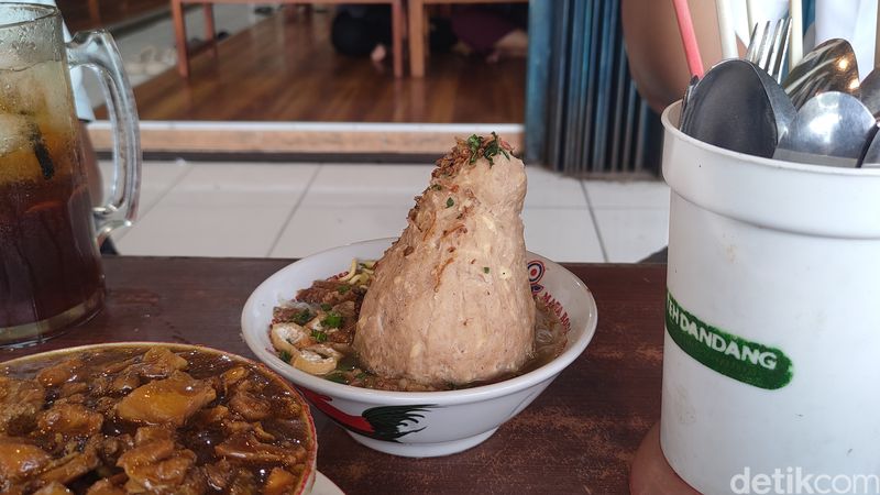 Tampilan menu Bakso Urat Lava di Kedai Mie Ayam dan Bakso Pakde Wonogiri, Pengasih, Kulon Progo, Sabtu (21/12/2024).